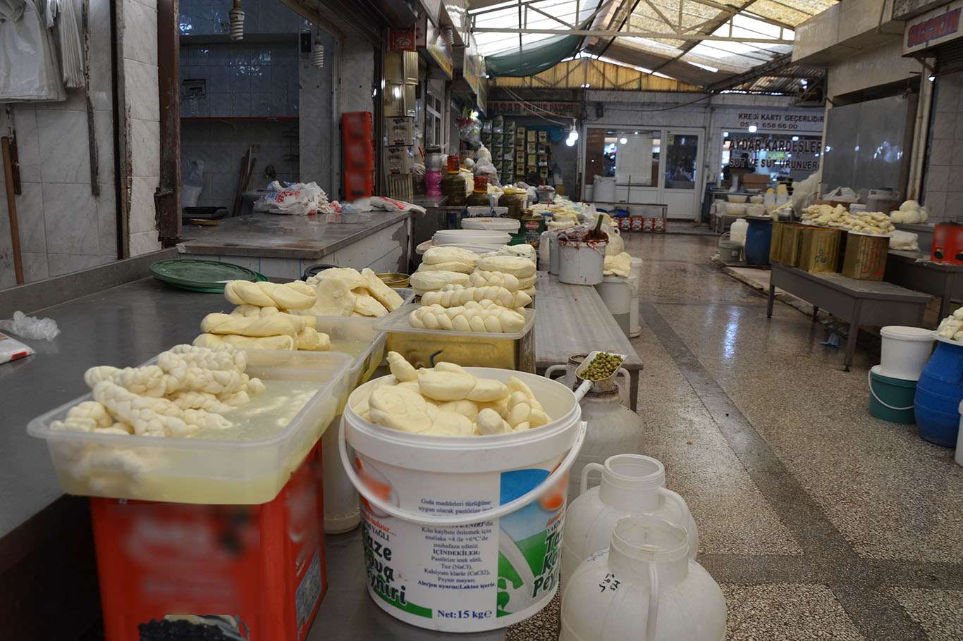 Peynirci esnafı salgın ve kuraklık nedeniyle zor günler yaşıyor